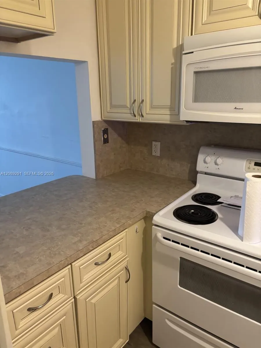 9471 Evergreen Pl #106 Davie, FL 33324
