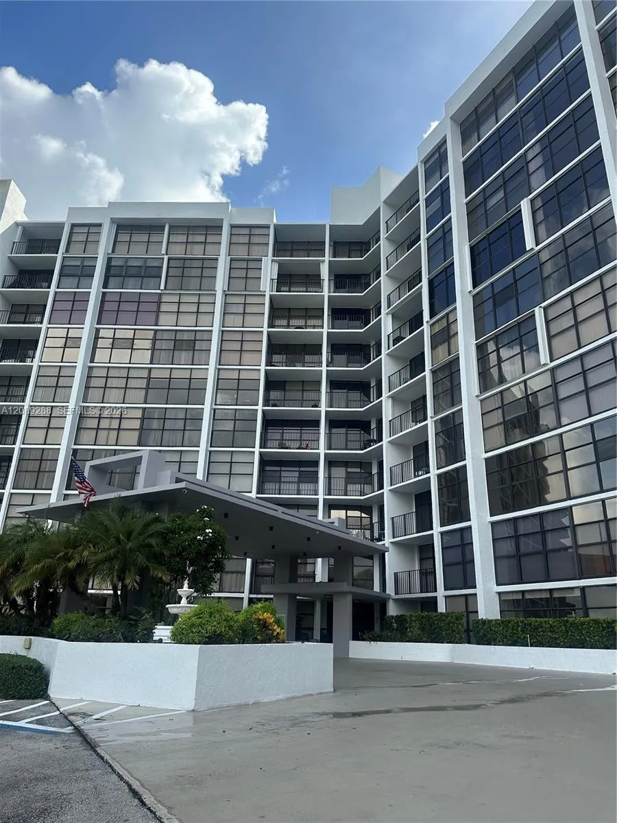 600 Parkview Dr #627 Hallandale Beach, FL 33009