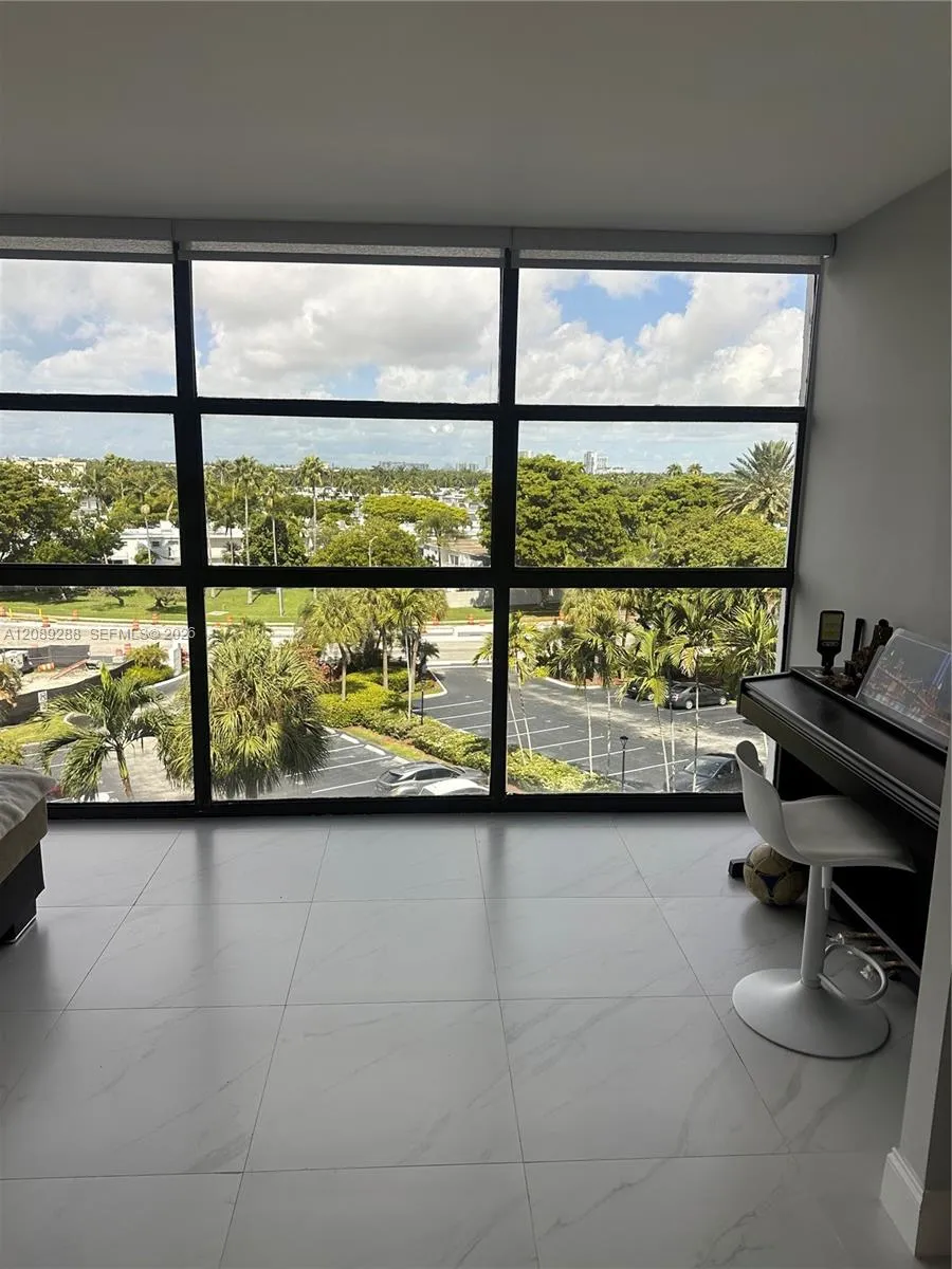 600 Parkview Dr #627 Hallandale Beach, FL 33009