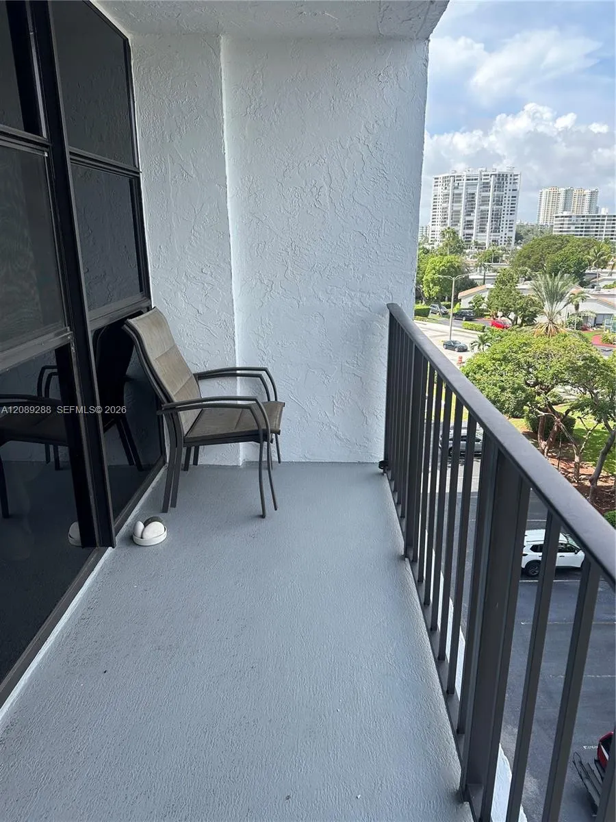 600 Parkview Dr #627 Hallandale Beach, FL 33009