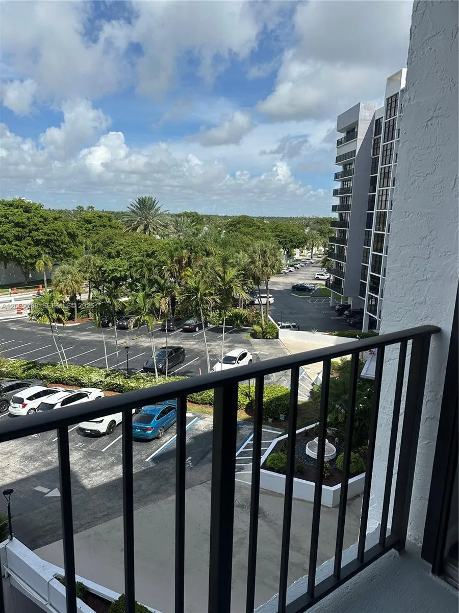 600 Parkview Dr #627 Hallandale Beach, FL 33009