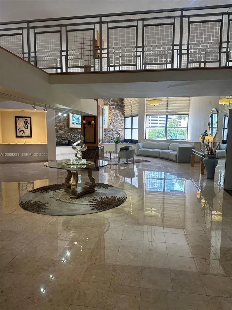 600 Parkview Dr #627 Hallandale Beach, FL 33009