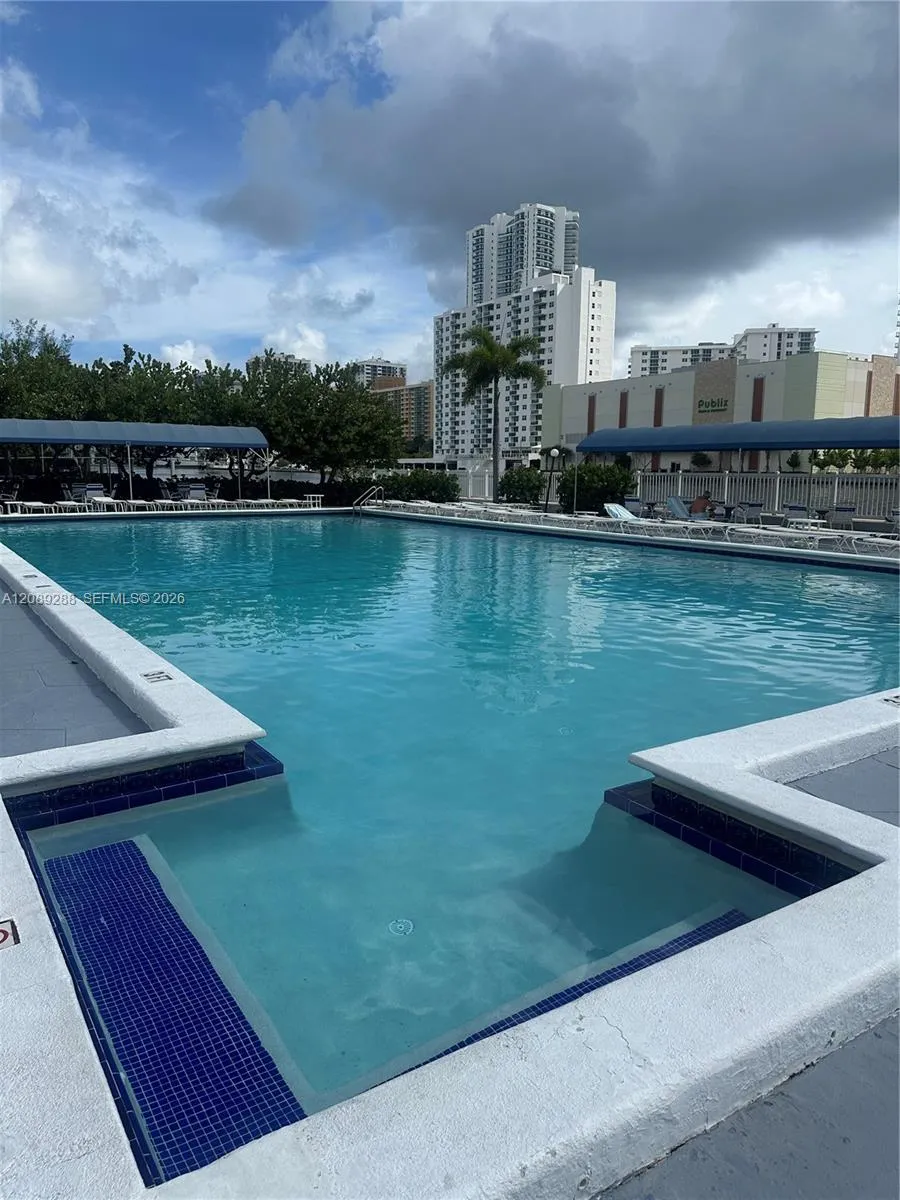 600 Parkview Dr #627 Hallandale Beach, FL 33009