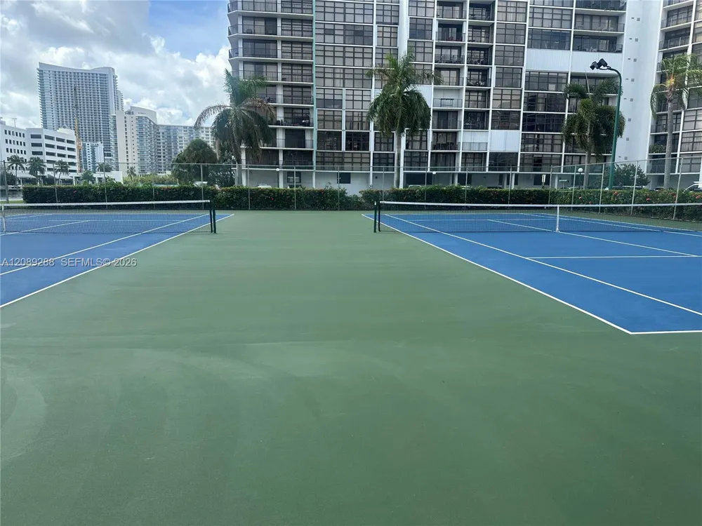600 Parkview Dr #627 Hallandale Beach, FL 33009