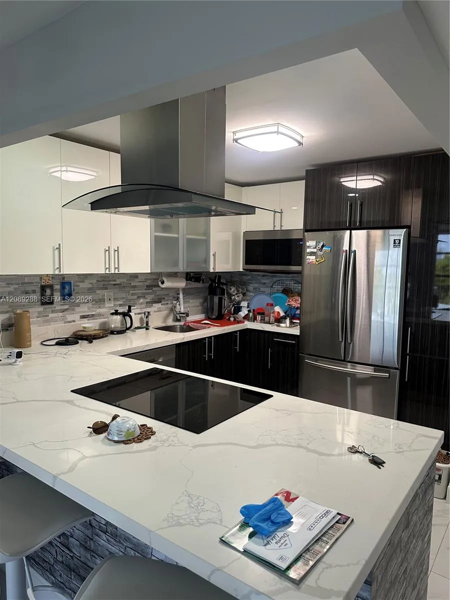 600 Parkview Dr #627 Hallandale Beach, FL 33009