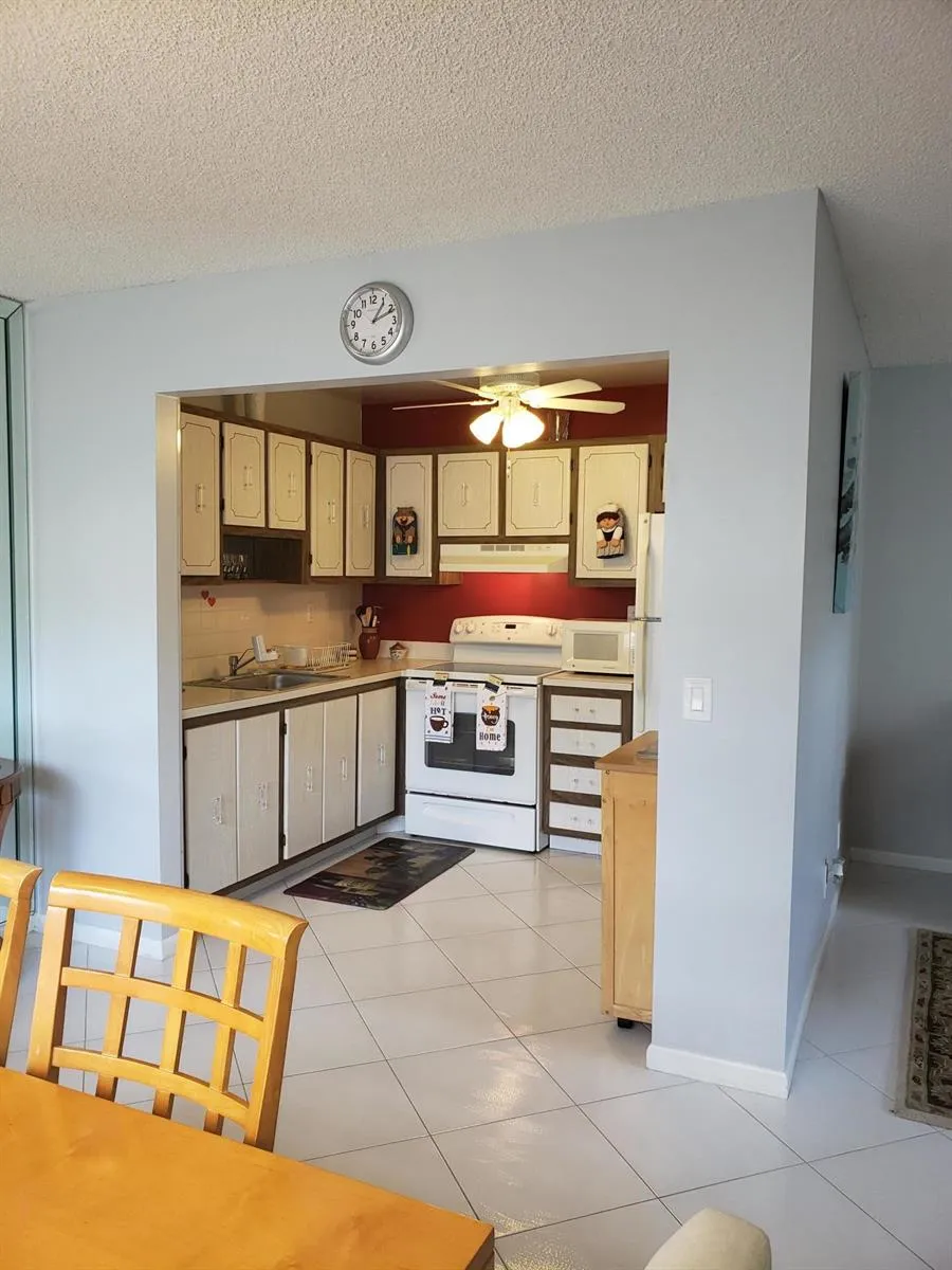 904 FLANDERS DRIVE S Delray Beach, FL 33484