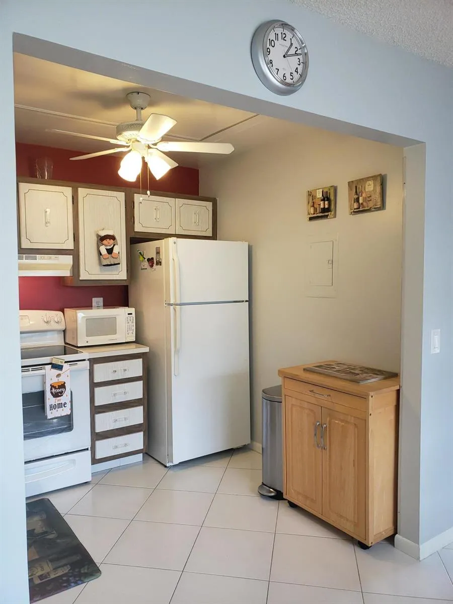 904 FLANDERS DRIVE S Delray Beach, FL 33484