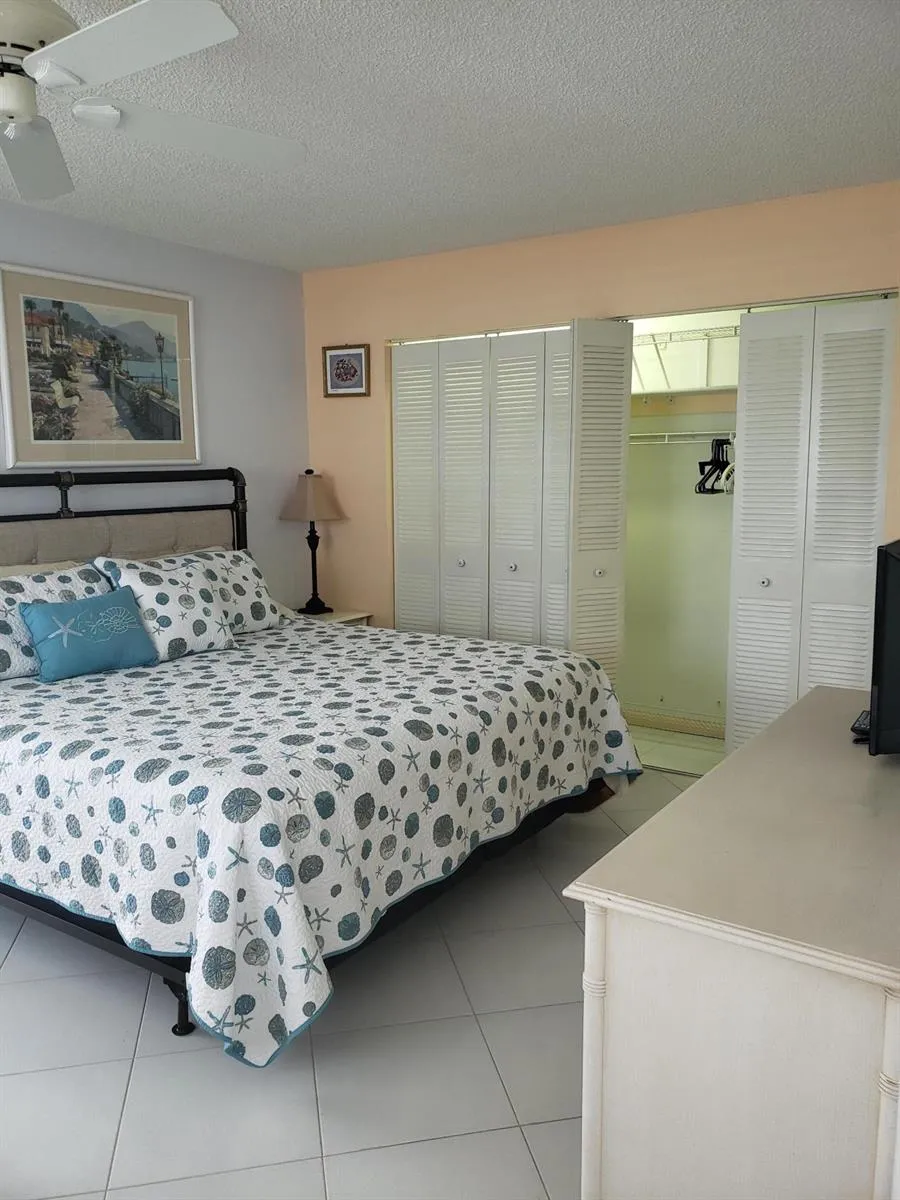 904 FLANDERS DRIVE S Delray Beach, FL 33484