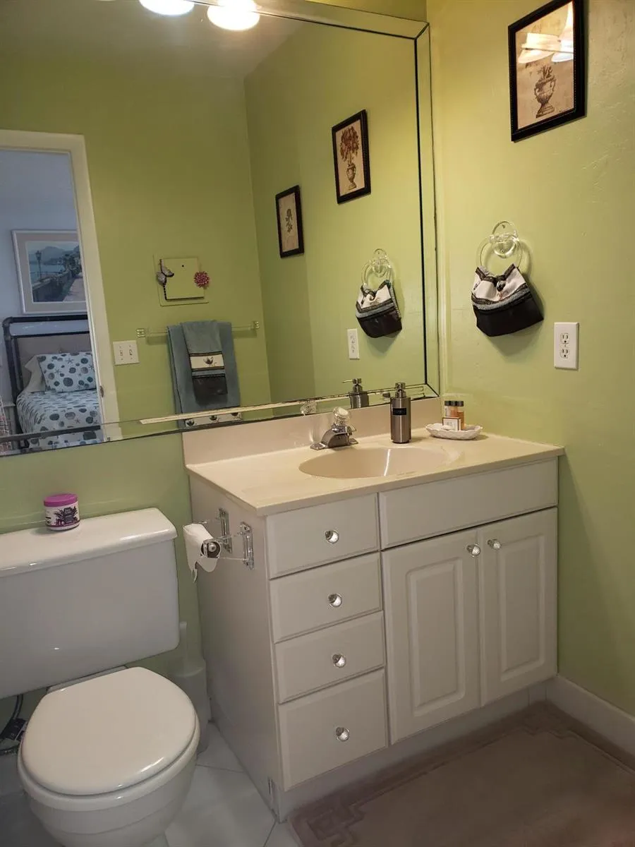 904 FLANDERS DRIVE S Delray Beach, FL 33484