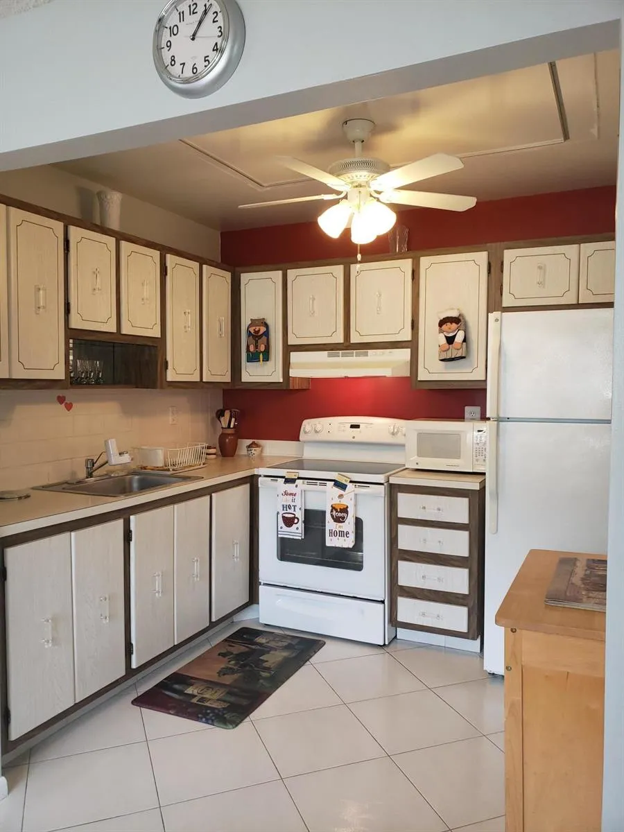904 FLANDERS DRIVE S Delray Beach, FL 33484