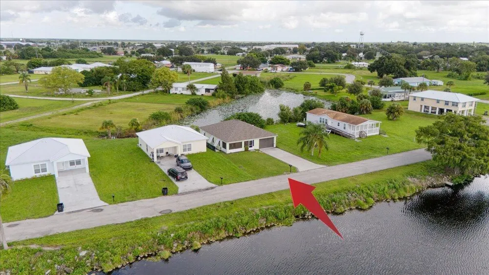 908 RIVERSIDE DRIVE SW Moore Haven, FL 33471