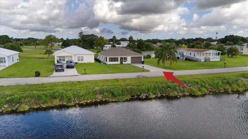 908 RIVERSIDE DRIVE SW Moore Haven, FL 33471
