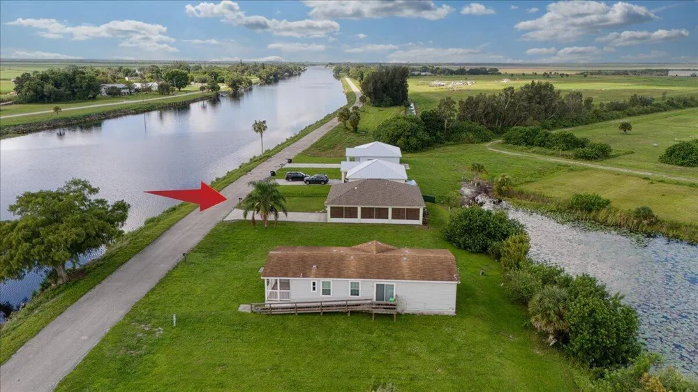 908 RIVERSIDE DRIVE SW Moore Haven, FL 33471