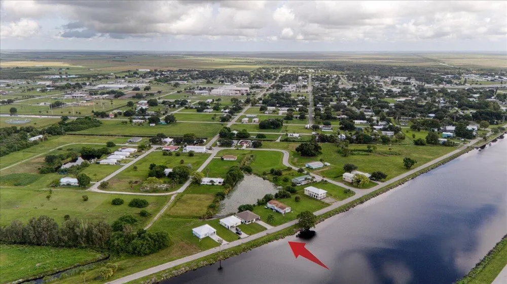 908 RIVERSIDE DRIVE SW Moore Haven, FL 33471
