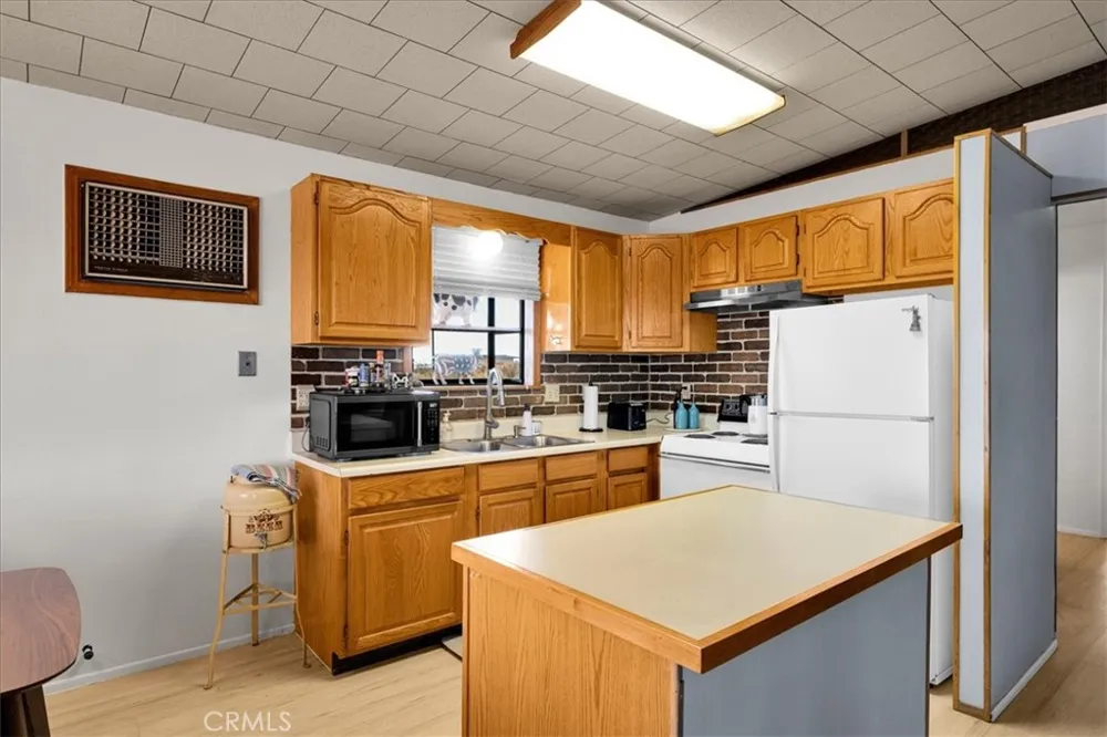 5566 Oleta Landers, CA 92285