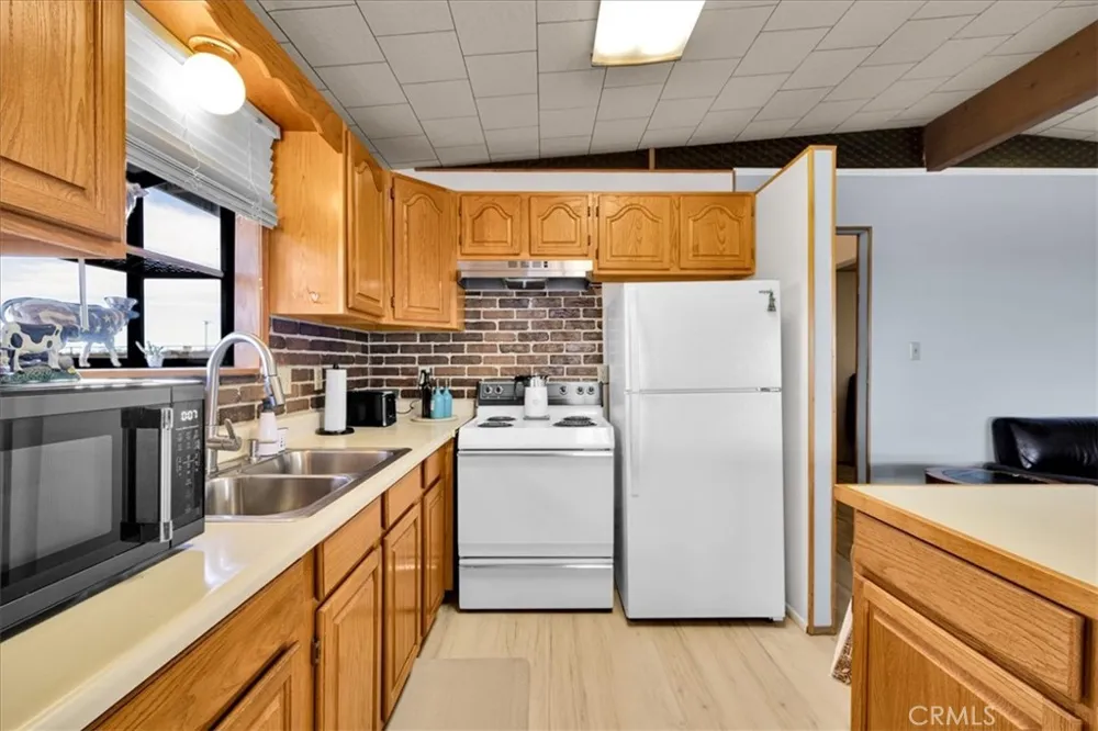 5566 Oleta Landers, CA 92285