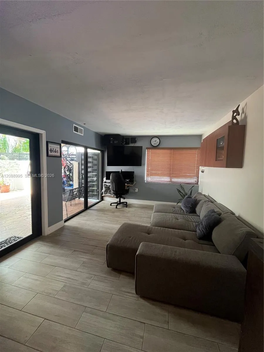 447 NW 98th Ct Miami, FL 33172