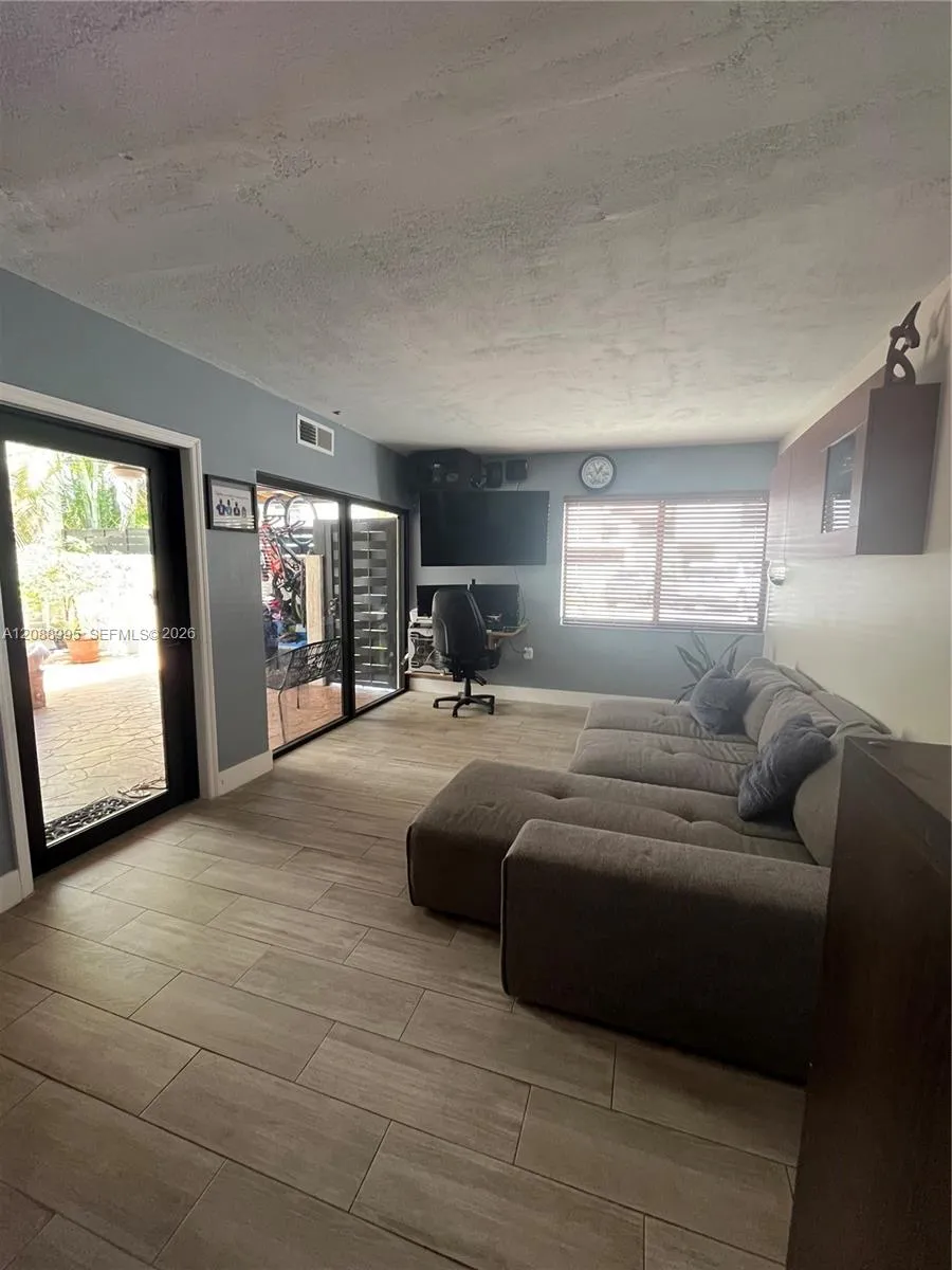 447 NW 98th Ct Miami, FL 33172