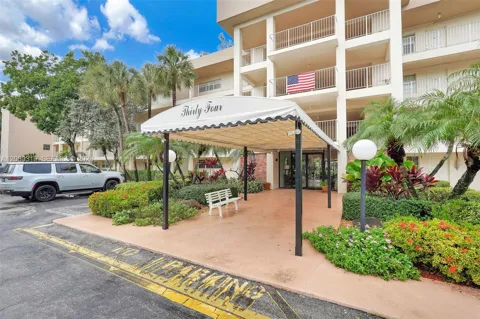 3051 S Palm Aire Dr #308