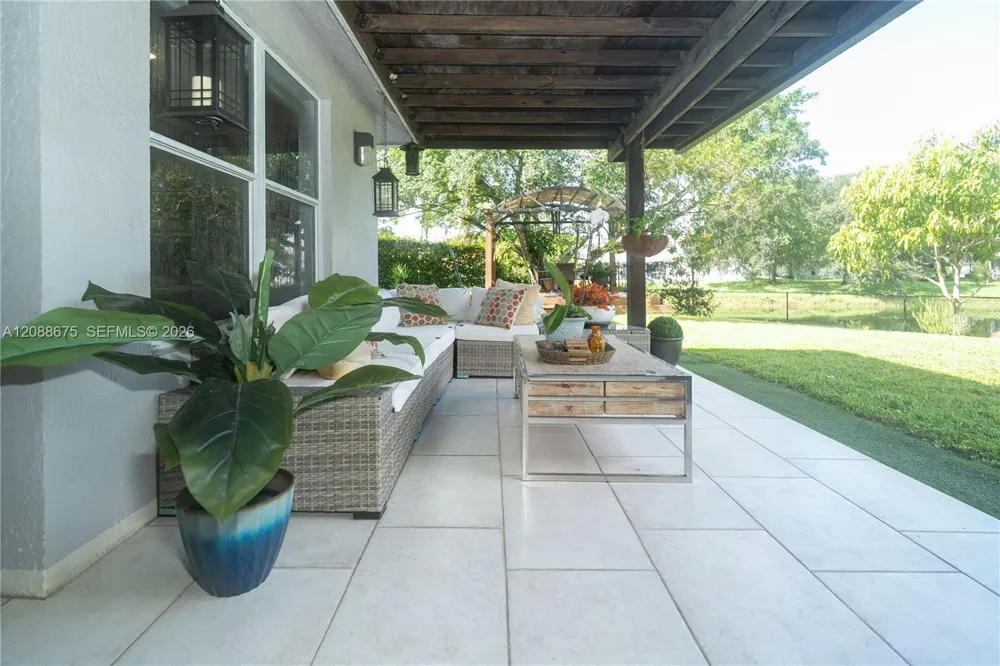 8434 NW 57th Dr Coral Springs, FL 33067