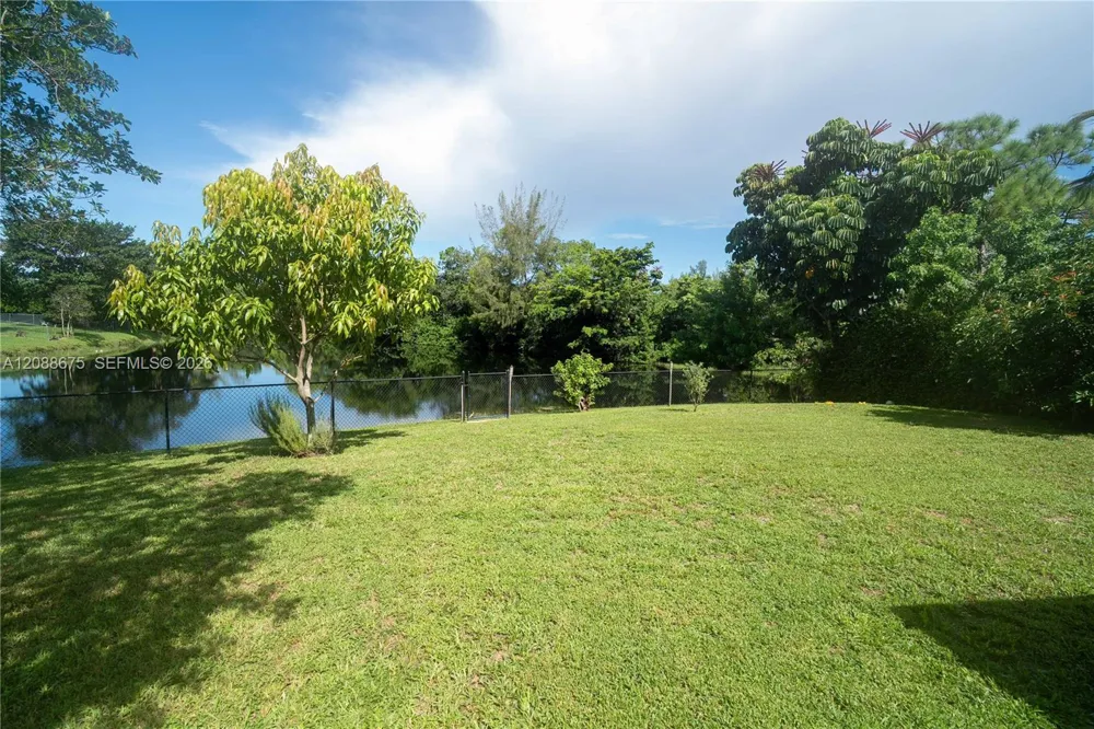 8434 NW 57th Dr Coral Springs, FL 33067
