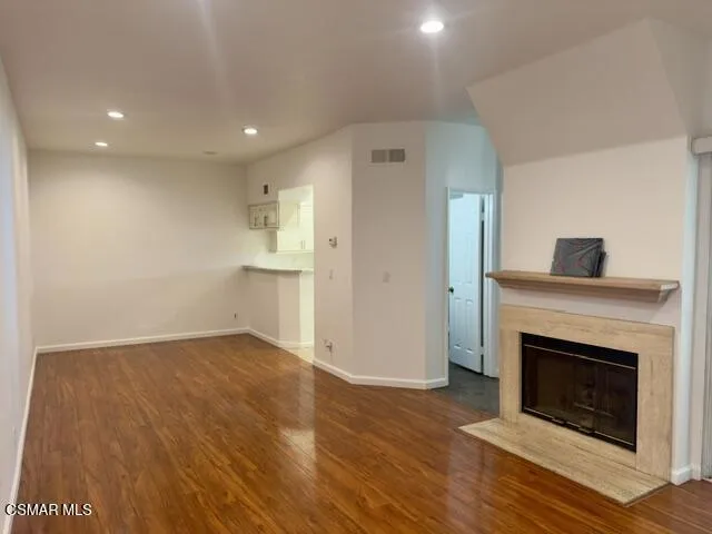 688 Indian Oak Lane #107 Oak Park, CA 91377