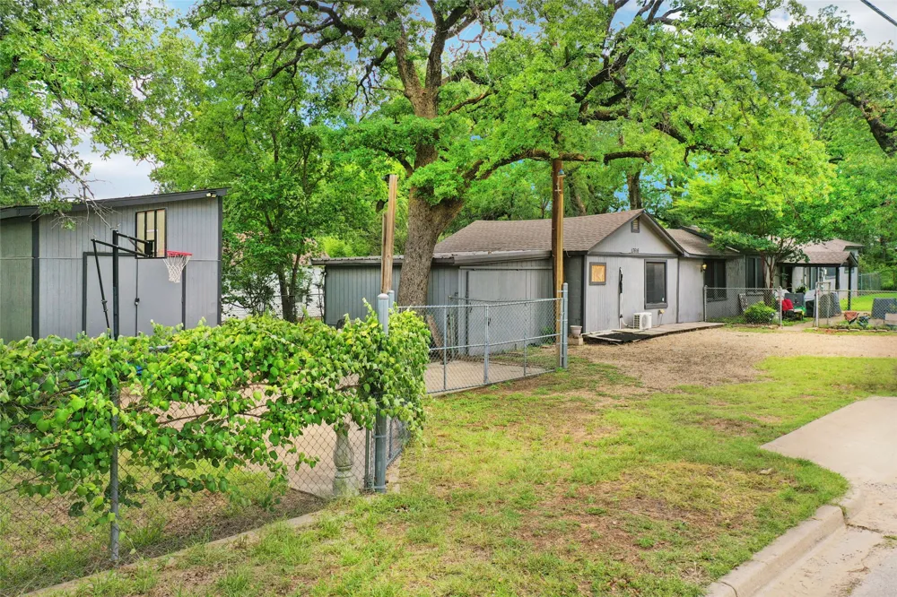 7616 Osage Trail Lake Worth, TX 76135