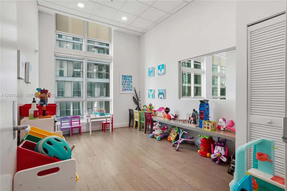 300 S Biscayne Blvd #T-3509 Miami, FL 33131