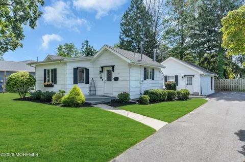 28 Hiawatha Avenue
