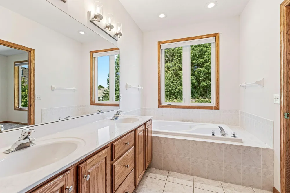 16568 Irwindale Way Lakeville, MN 55044