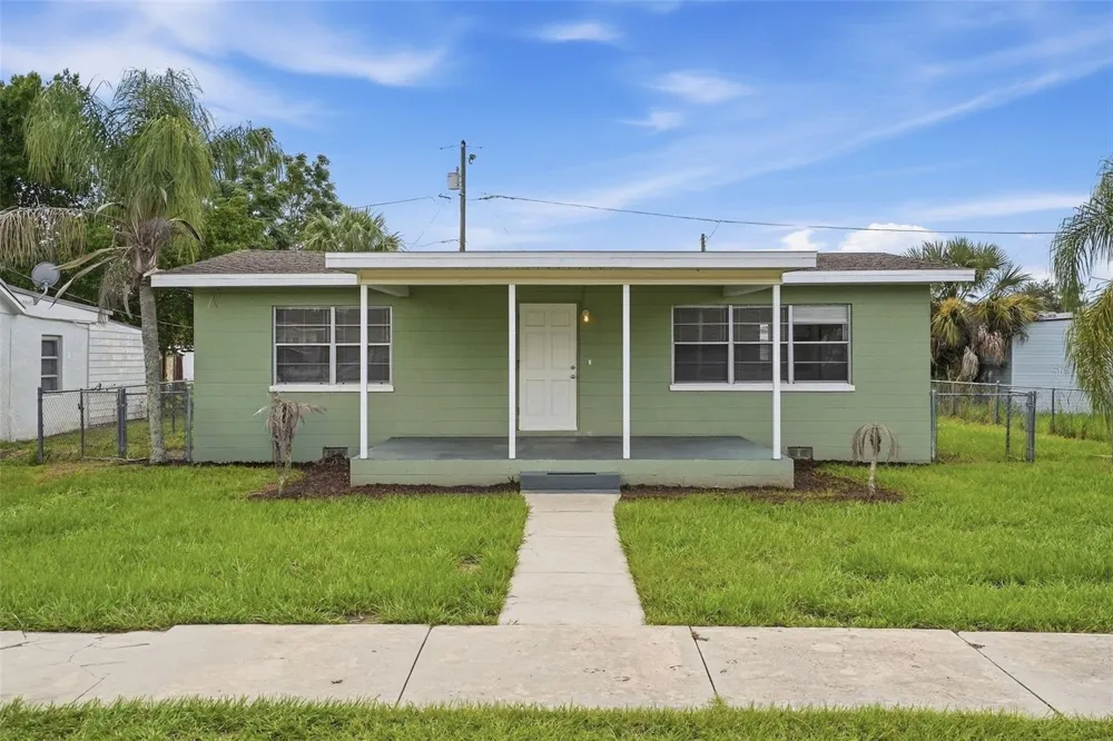 210 E MERRILL AVENUE Dundee, FL 33838