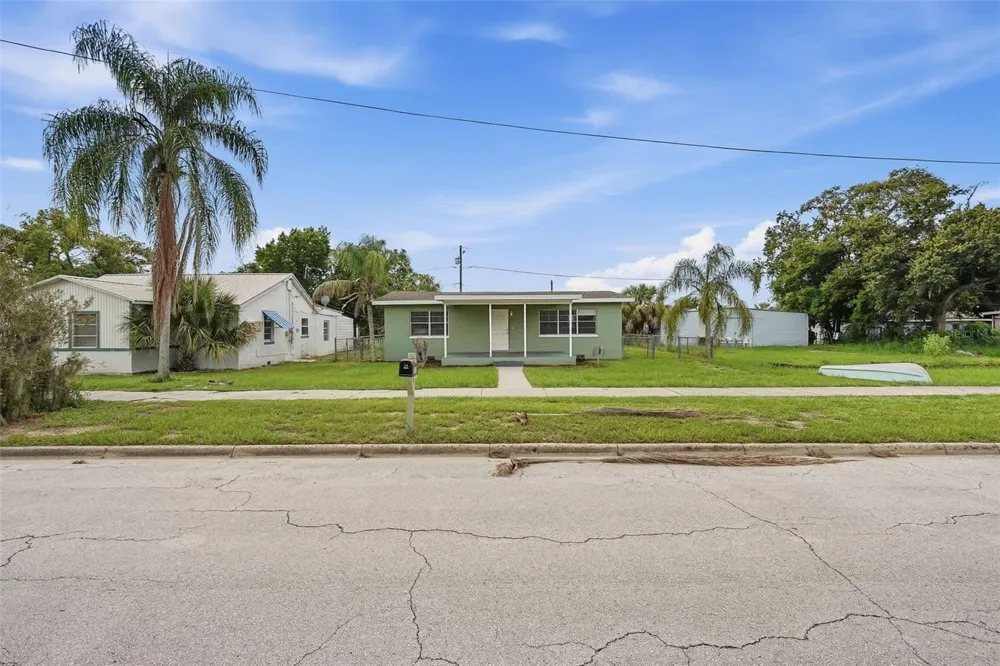 210 E MERRILL AVENUE Dundee, FL 33838