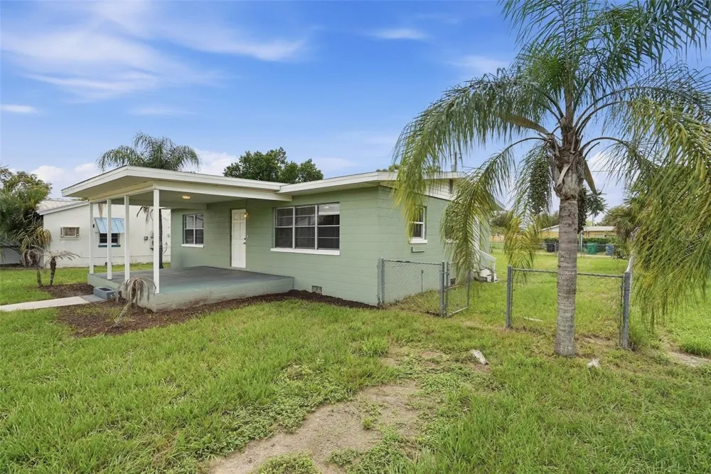 210 E MERRILL AVENUE Dundee, FL 33838