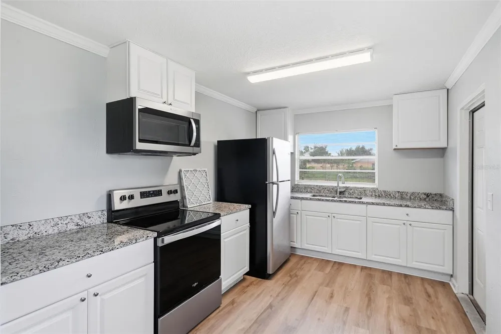 210 E MERRILL AVENUE Dundee, FL 33838