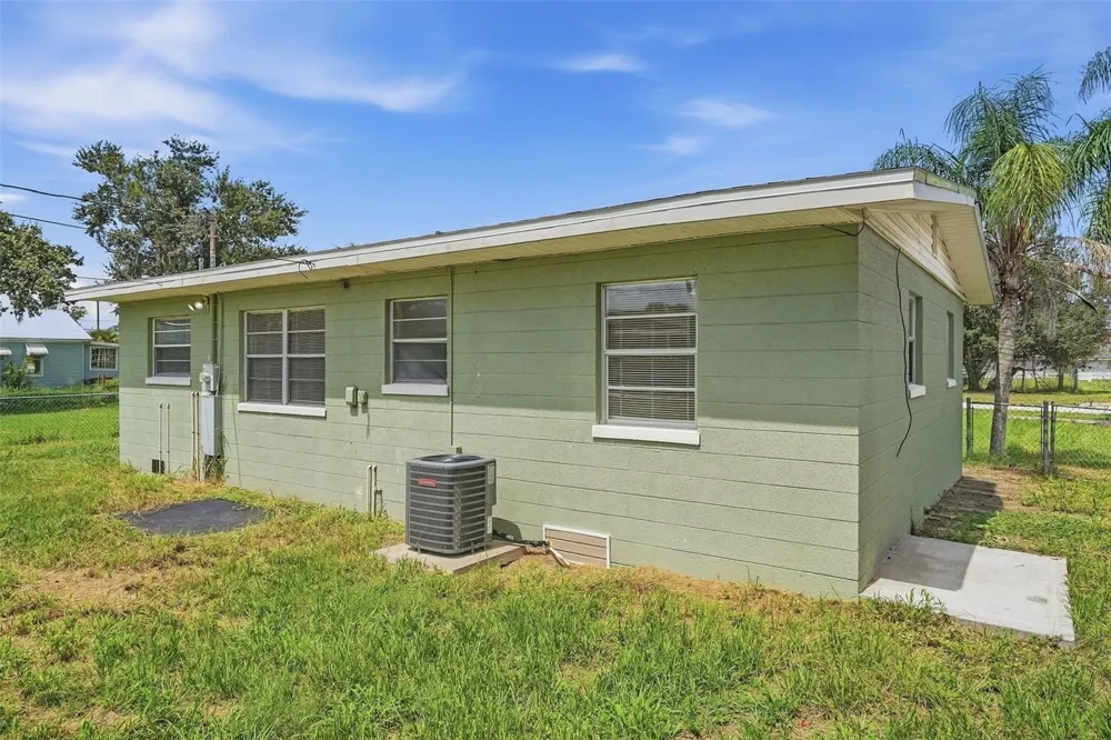 210 E MERRILL AVENUE Dundee, FL 33838