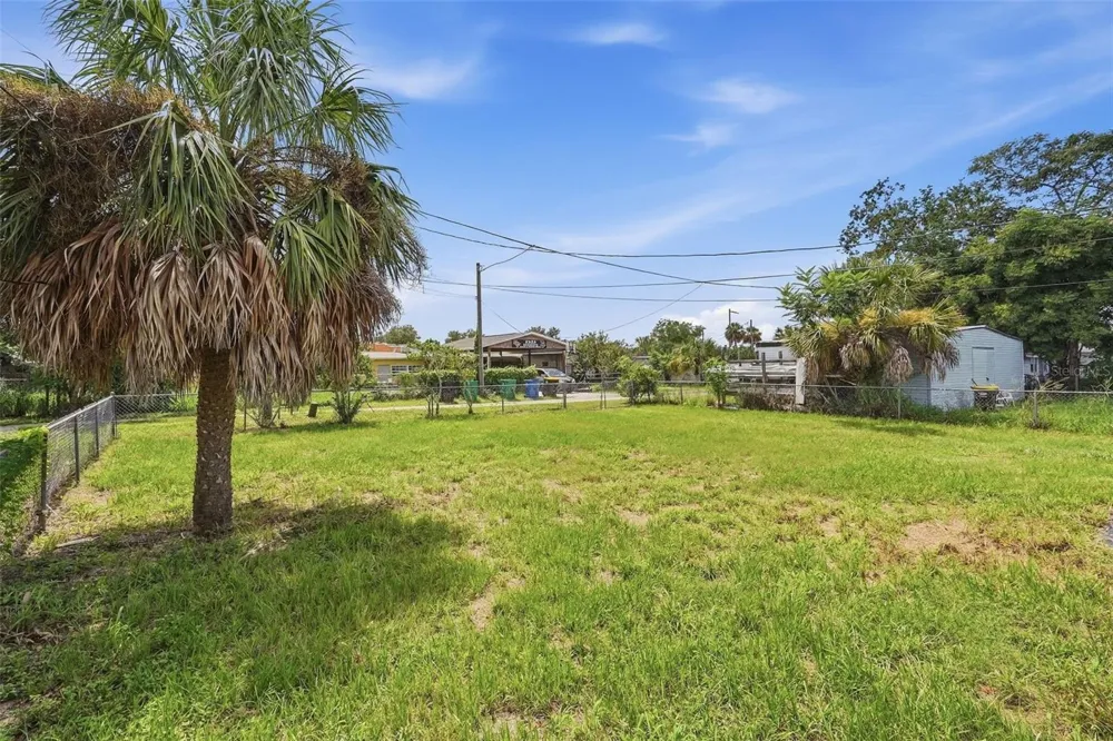 210 E MERRILL AVENUE Dundee, FL 33838