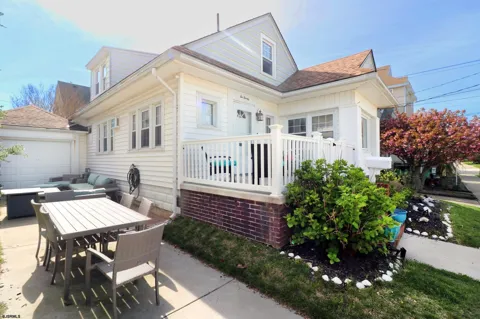 220 N Douglas Ave