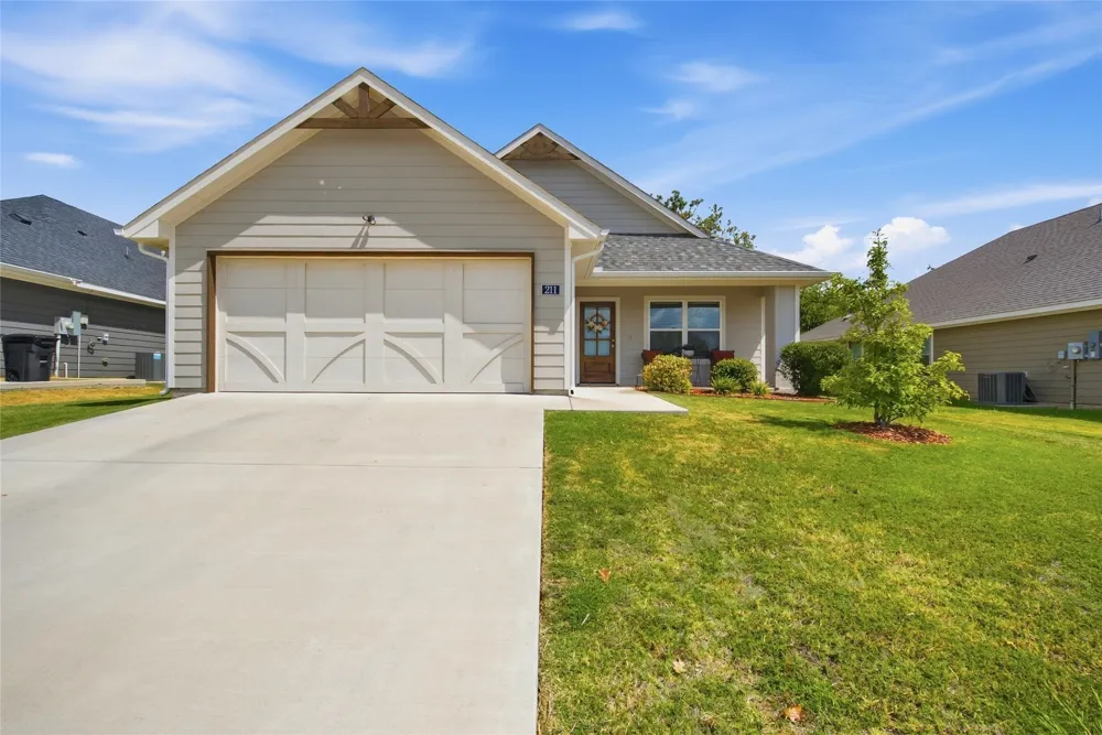 211 Clover Circle Weatherford, TX 76086