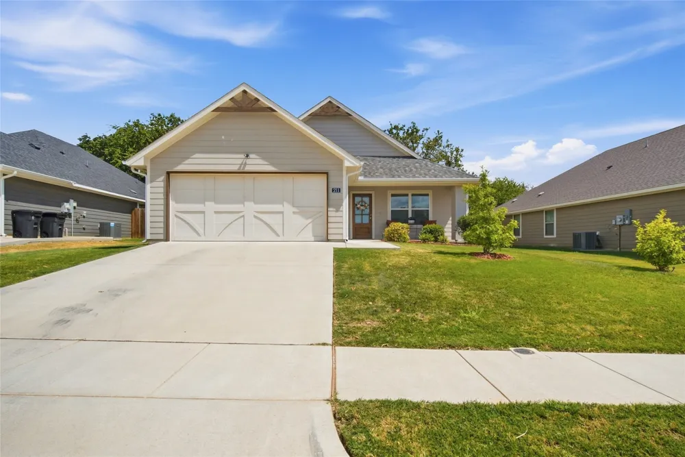 211 Clover Circle Weatherford, TX 76086