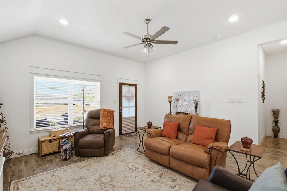 211 Clover Circle Weatherford, TX 76086