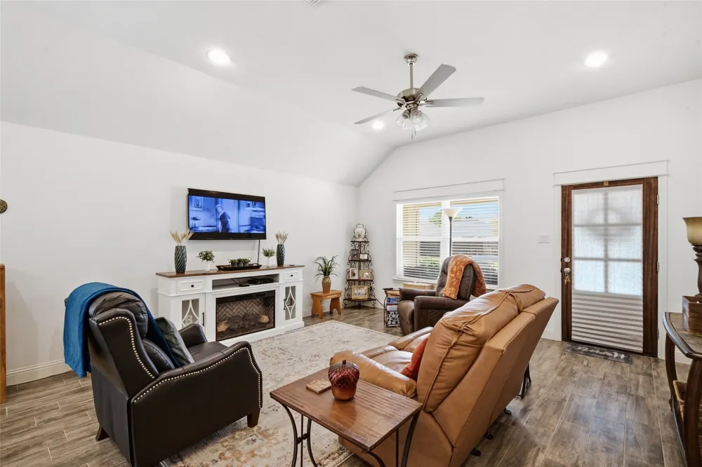 211 Clover Circle Weatherford, TX 76086