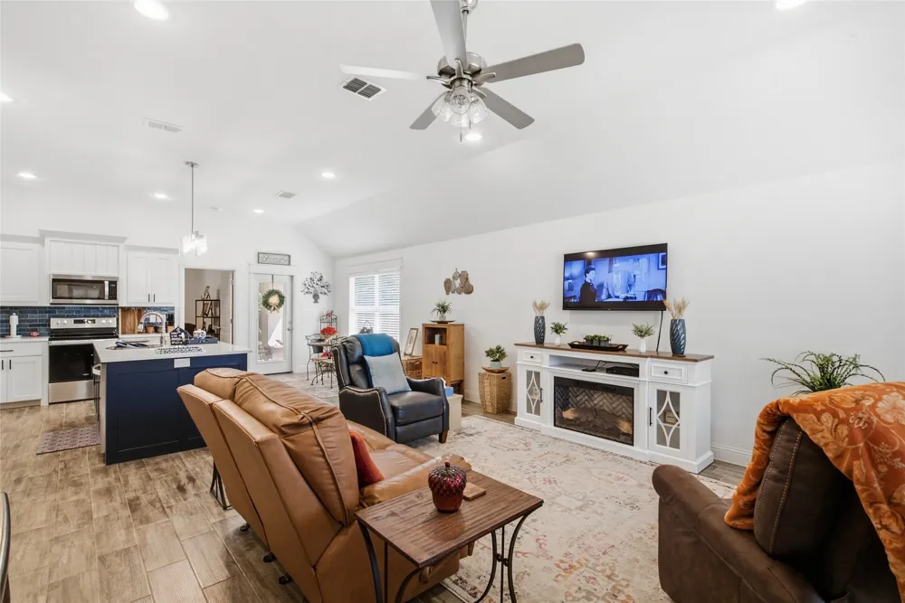 211 Clover Circle Weatherford, TX 76086