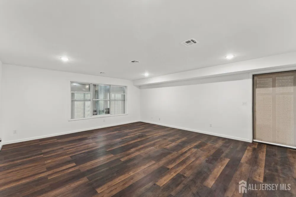 914 Bergen St Street Newark, NJ 07112
