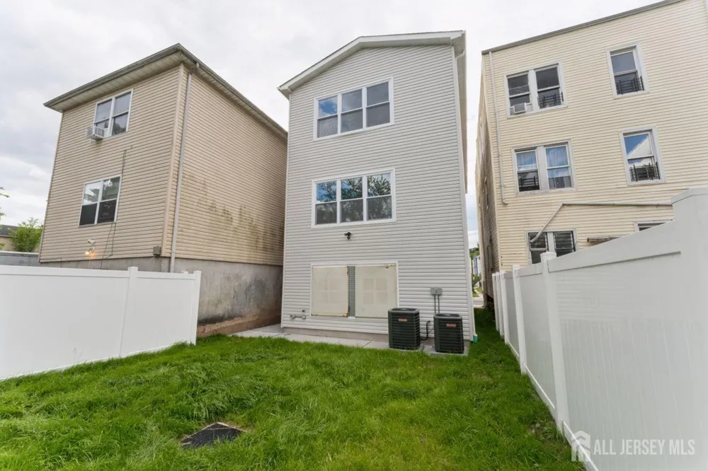 914 Bergen St Street Newark, NJ 07112