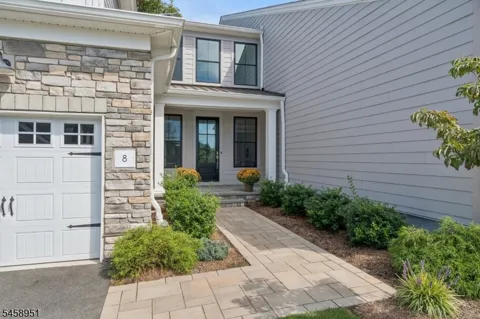 8 Hawfinch Dr