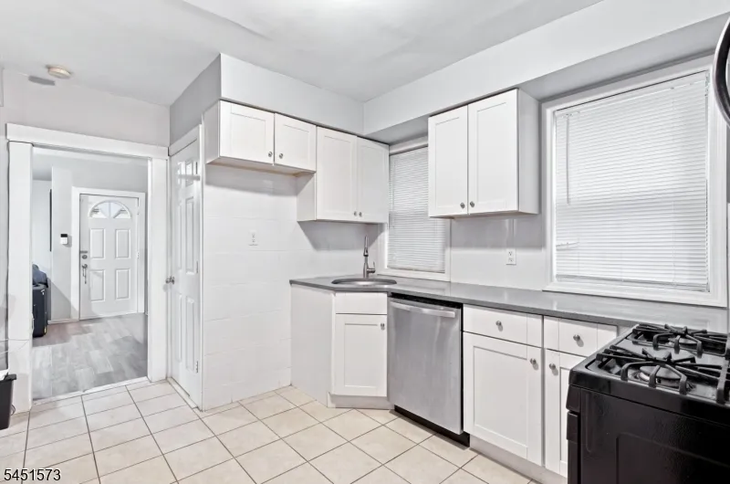 27 Philip Pl Irvington, NJ 07111