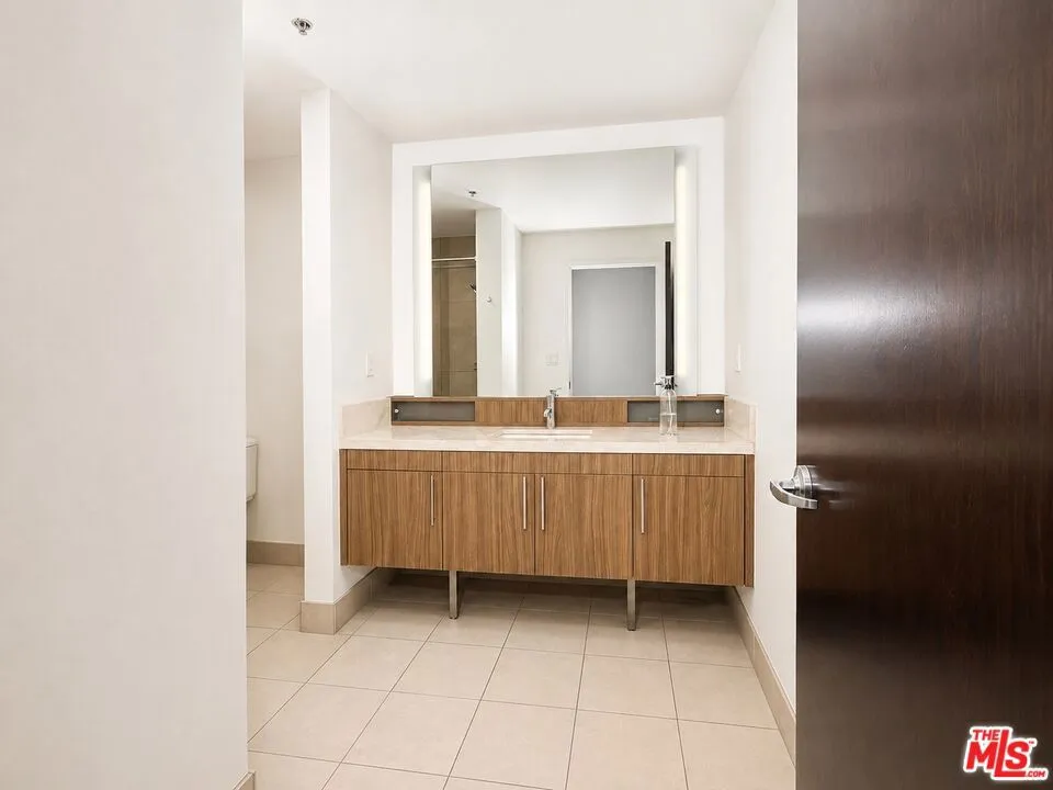 1100 S Hope Street #1510 Los Angeles, CA 90015