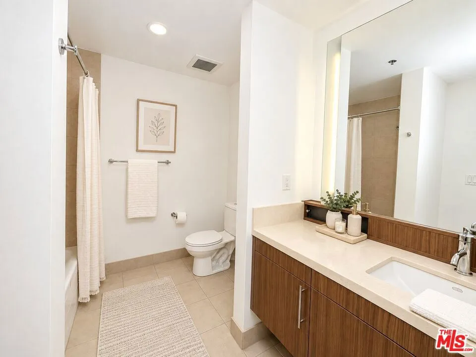 1100 S Hope Street #1510 Los Angeles, CA 90015
