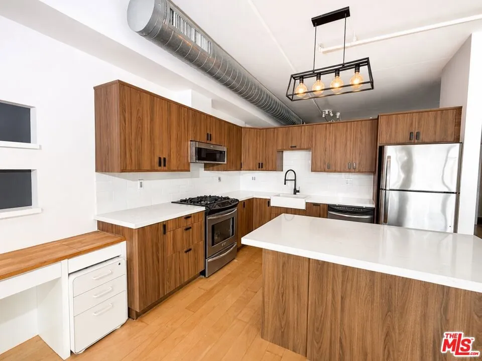 1100 S Hope Street #1510 Los Angeles, CA 90015