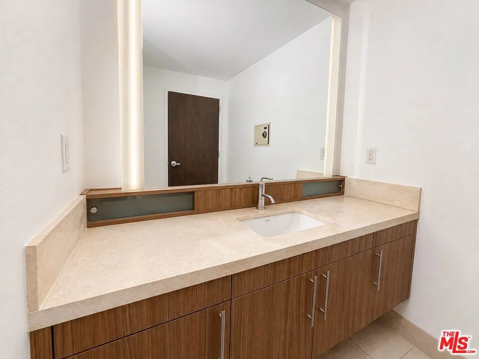 1100 S Hope Street #1510 Los Angeles, CA 90015